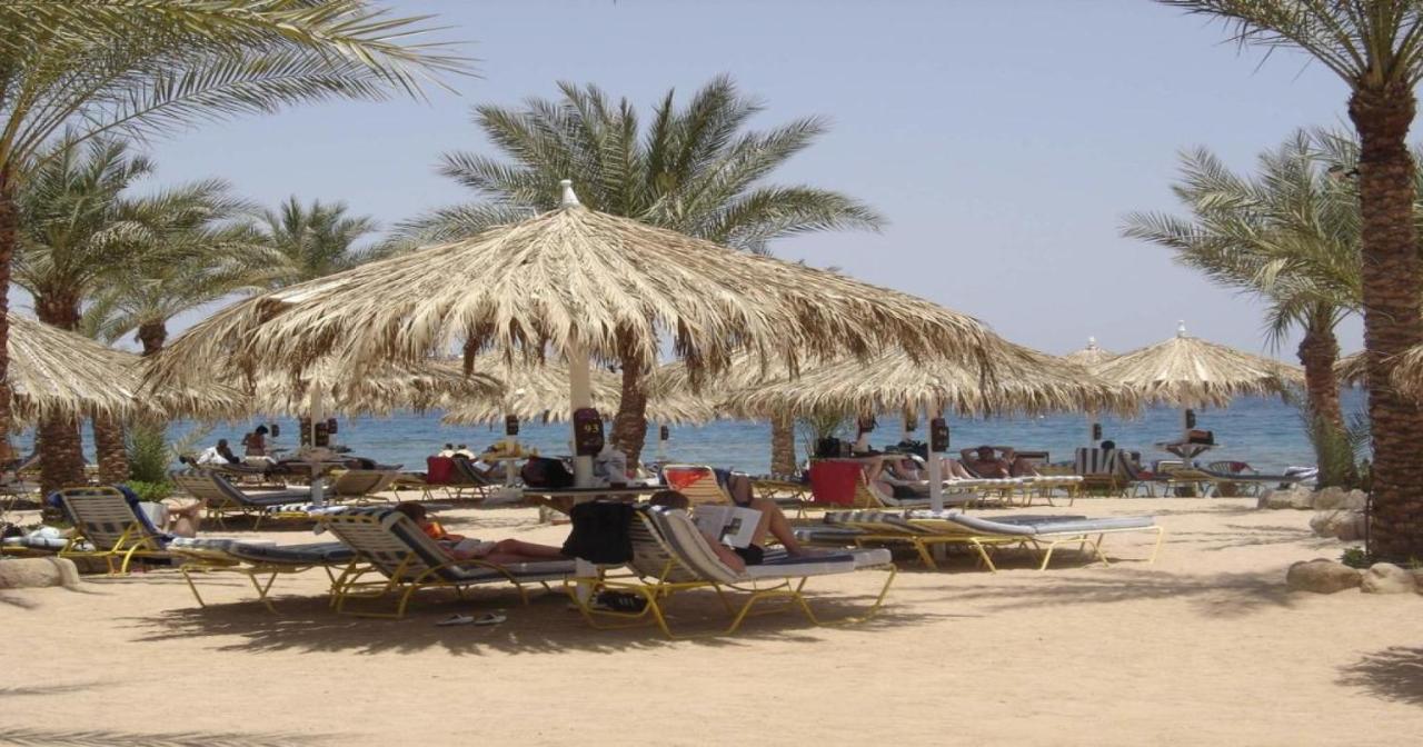 Hotel Sharm Dreams Vacation Club - Aqua Park Exterior foto Tourists on the beach at Sharm El Sheikh